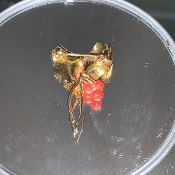 Small vintage gold leaves with orange berries brooch/pin - Picture 3 of 4